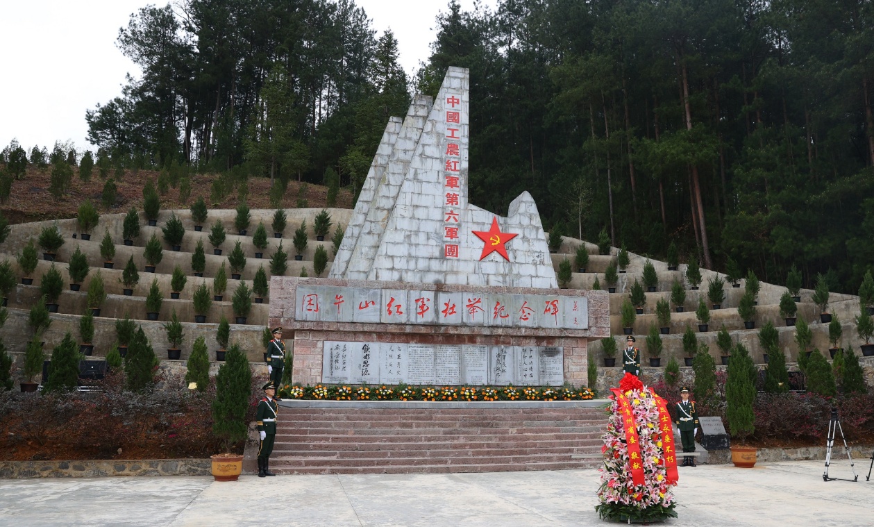 谌贻琴来到困牛山战斗遗址深切缅怀革命先烈开展党史学习教育