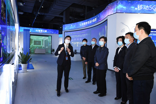 4月10日，谌贻琴在贵州移动5G之城应用展厅考察，听取全省5G基站规划布局和建设进展情况汇报。张丽 摄.jpg